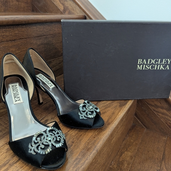 Badgley Mischka 'Salsa' Pump rhinestone tops Black NIB Size 6 - Picture 15 of 16